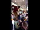 Крутой танец на столе в вагоне поезда