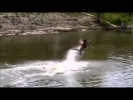 Девушка неудачно прокатилась на доске по воде