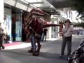 Динозавр разгуливает по улицам!