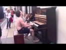 Уличный пианист в шортах