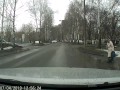 Водитель делает добрый поступок на дороге