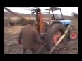 Как нужно вытаскивать трактор из грязи Интересное видео