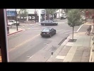 Сумасшедший водитель сдает задом по тротуару