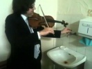 Звуки крана в общежитии под аккомпанемент скрипки