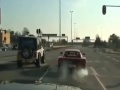 Заряженный 700 сильный Jeep против Ferrari