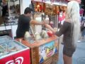 Турецкий продавец мороженого троллит блондинку