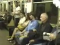 Glum nad devushkoj v metro