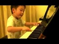 4-летний мальчик играет на фортепьяно лучше мастер