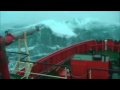 Корабль борется с жутким штормом в океане